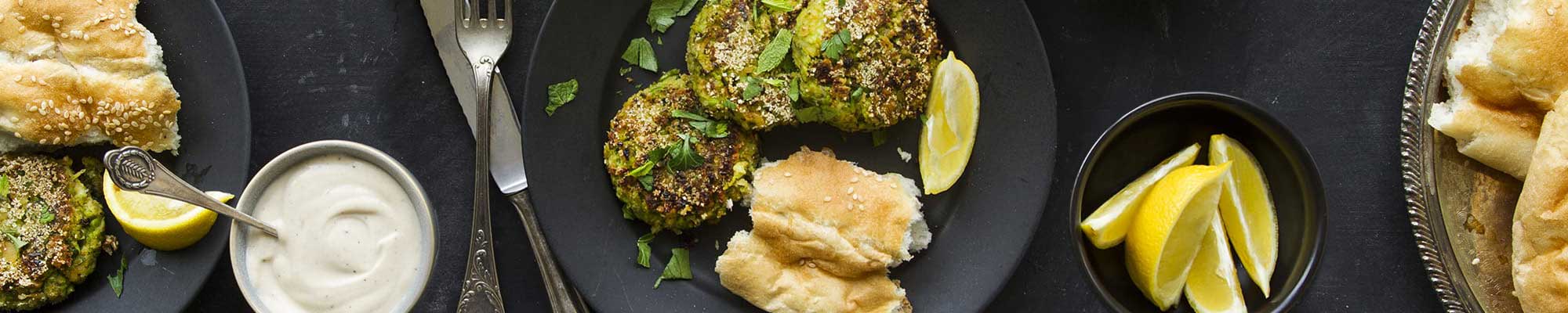 Erbsentätschli mit Tahinisauce