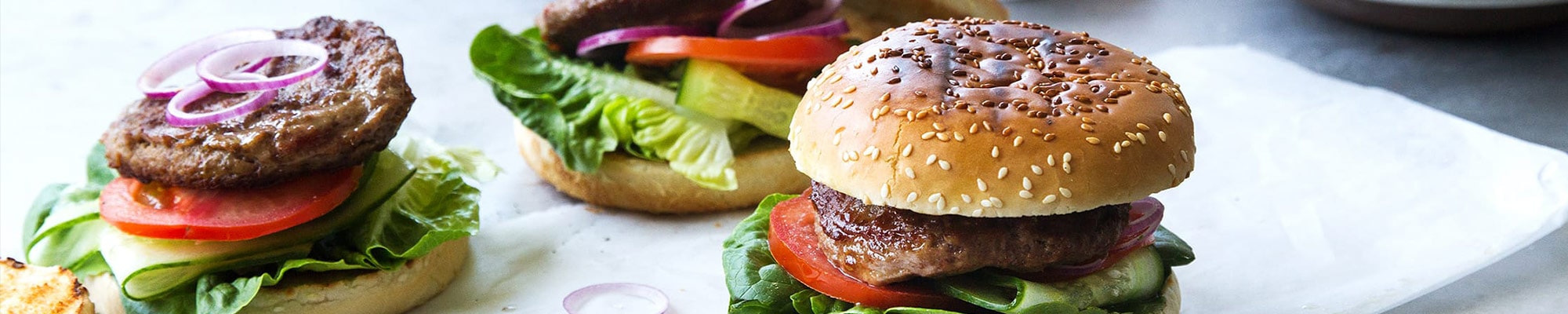 Farmburger mit Sweet-Potato-Fries und selbst gemachtem Ketchup