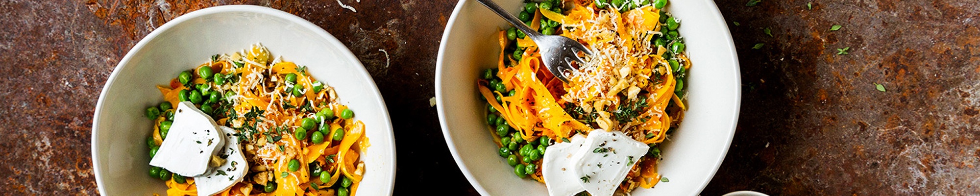 Kürbis-Zoodles mit Erbsen, Nussbutter und Ziegenkäse