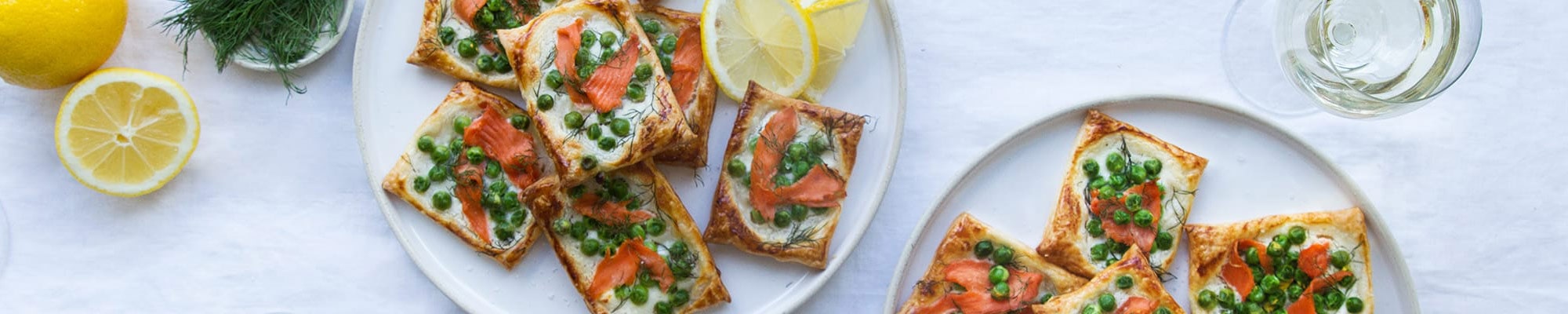 Mini-Quiches mit Ziegenfrischkäse, Erbsen und Rauchlachs