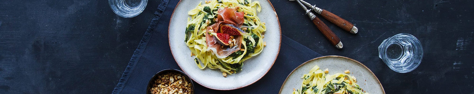 Tagliatelle mit Blattspinat, karamellisierten Feigen und Rohschinken